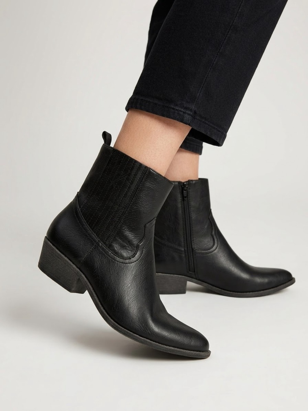 Nwob Beach Matisse Freya Black faux leather Ankle Boots Western Chelsea size 6.5